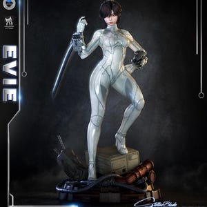 Puede incluir: Una figura del personaje llamado Evie, que viste un traje blanco ajustado de inspiración tecnológica con paneles intrincados. La figura se encuentra sobre una base de escombros metálicos y piezas mecánicas, sosteniendo una espada larga y oscura.