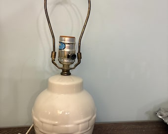 Lampa stołowa Vintage Longaberger Woven Traditions z ceramiki w kolorze kości słoniowej