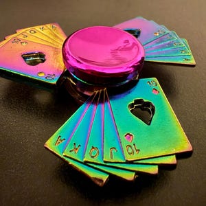 Rainbow Poker Fidget Spinner – Antistressleksak i metall | Present till vuxna och spelare | Spelkortsdesign