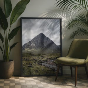 Poster di montagne delle Highlands scozzesi, decorazione murale di Glencoe, stampa di una Scozia malinconica, paesaggio scuro e drammatico