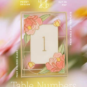 Könnte beinhalten: Eine Tischnummer-Vorlage aus Kunstglas mit floralem Design. Der rechteckige Rahmen zeigt rosa und gelbe Blumen mit grünen Blättern. Die Zahl "1" ist auf einem weißen Hintergrund zentriert. Der Text "Table Numbers" steht unten.