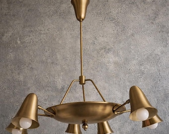 Lampadario a sospensione in ottone stile Mid-Century Modern a 6 luci con paralume conico, realizzato a mano.