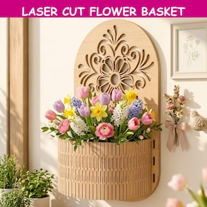 Könnte beinhalten: Ein wandmontierter Blumenkorb aus hellem Holz mit einer lasergeschnittenen, gewölbten Rückwand und einem komplizierten Blumenmuster. Der halbkreisförmige Korb enthält ein lebhaftes Arrangement aus rosa, lila, gelben und weißen Frühlingsblumen.