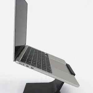 Supporto per Laptop Ergonomico in PLA – Stand per Notebook Minimalista – Alzatore Scrivania – Home Office