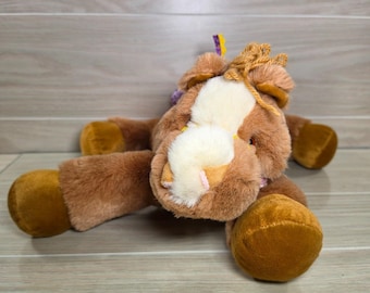Cavalo de pelúcia vintage Commonwealth 1992, cor creme com freio floral.