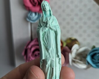 Kleine blaue Maria-Statue, kleine Mutter-Maria-Skulptur.