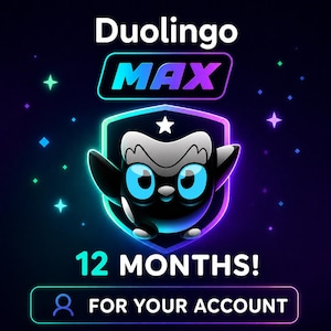 以下が含まれることがあります： 白い文字でDuolingo MAXと書かれたデジタルグラフィック。その下には、大きな青い目をした黒いフクロウが描かれたネオン調の盾のアイコンがあります。さらにその下に12 MONTHS!という文字と、ユーザーアイコン、FOR YOUR ACCOUNTというテキストが表示されています。