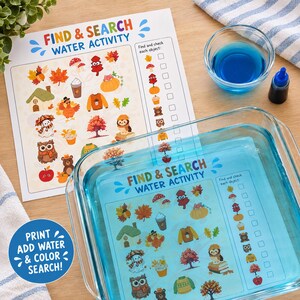 Op de afbeelding: Een Find & Search Water Activity blad met herfstillustraties zoals pompoenen, uilen en bladeren. Eén blad ligt droog, terwijl een ander ondergedompeld is in een glazen schaal met blauw water. Er staat een klein flesje blauwe kleurstof bij.
