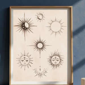Op de afbeelding: Ingelijste kunstdruk met hemelse illustraties van zon en maan. Het kunstwerk toont gedetailleerde lijntekeningen van verschillende zonnen en een maan met sterren. De print zit in een gouden lijst, wat een vleugje elegantie toevoegt.