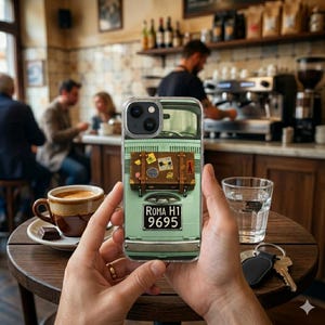 Puede incluir: Funda transparente para teléfono con un diseño de coche vintage verde claro, una maleta marrón y pegatinas de viaje. La matrícula dice "ROMA H1 9695". La funda se sostiene frente a un café con una taza de café y un vaso de agua.