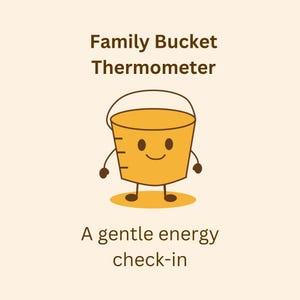 Può includere: Illustrazione di un secchio giallo con un volto sorridente, braccia e gambe. Il testo "Family Bucket Thermometer" è sopra il secchio e "A gentle energy check-in" sotto. Lo sfondo è beige chiaro.