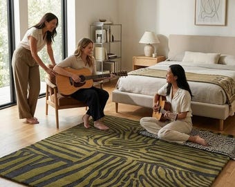 Alfombra abstracta con textura de madera, color verde oliva y negro, estilo moderno para sala de estar.