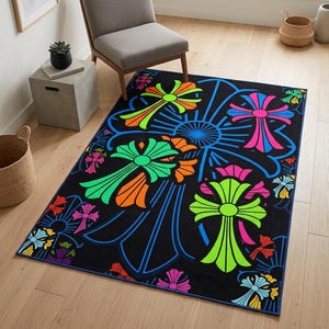 Puede incluir: Una alfombra rectangular con fondo negro y un patrón repetitivo de cruces estilizadas en colores neón vibrantes, incluyendo verde lima, naranja, rosa intenso y azul brillante. El diseño incluye motivos de cruces grandes y pequeños.