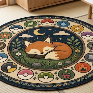 Könnte beinhalten: Runder Teppich mit einer Illustration eines schlafenden Fuchses in der Mitte, umgeben von stilisierten Elementen und farbenfrohen Designs. Der Teppich hat einen dunkelblauen Rand und liegt auf einer Tatami-Matte. Der Fuchs ist orange und weiß, mit Mond und Sternen darüber.