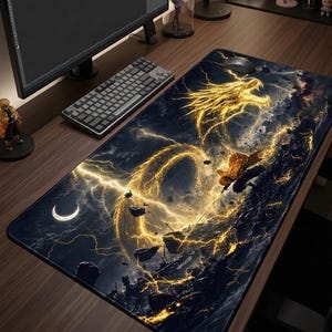 Può includere: Un tappetino da scrivania rettangolare con uno sfondo di cielo notturno scuro e tempestoso con un grande drago dorato luminoso fatto di fulmini. Una figura con un haori a motivi gialli è posizionata su una scogliera rocciosa, con luna crescente.