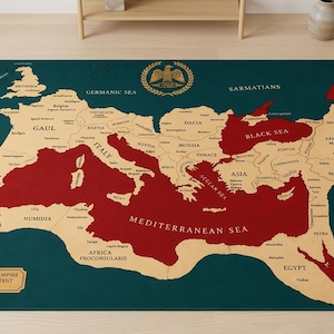 Puede incluir: Una alfombra rectangular que presenta un mapa histórico del Imperio Romano en su máxima extensión. El diseño muestra un fondo verde azulado oscuro con masas terrestres beige y territorios rojo oscuro, incluyendo etiquetas de texto.