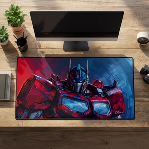 Pode incluir: Tapete de mesa retangular com uma ilustração vibrante de Optimus Prime de Transformers. A arte mostra o rosto e a parte superior do corpo do personagem em tons de vermelho, azul e prata contra um fundo vermelho e azul. O tapete está em uma mesa de madeira.