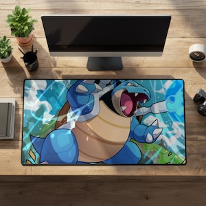 以下が含まれることがあります： 水しぶきのエフェクトを持つ、青とタン色の漫画の亀のキャラクターが描かれた長方形のマウスパッド。 マウスパッドは木製の机の上にあり、コンピューターモニター、植物、その他のデスクアクセサリーが背景にあります。