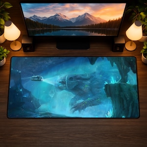 Può includere: Tappetino per mouse rettangolare con una scena sottomarina fantasy. Raffigura una grande creatura mostruosa blu e un sottomarino futuristico, sullo sfondo di tonalità blu e turchese, con cristalli e formazioni rocciose luminose.