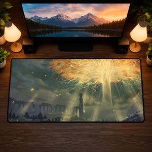 Könnte beinhalten: Rechteckiges Mauspad mit einem Fantasy-Landschaftsdesign. Es zeigt einen großen goldenen Baum und Ruinen, mit Lichtstrahlen und Wolken. Das Mauspad liegt auf einem Holzschreibtisch, mit einem Monitor und Lautsprechern im Hintergrund.