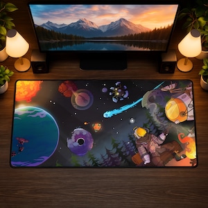 Pode incluir: Tapete de rato retangular com uma ilustração vibrante com tema espacial. O design inclui planetas, astronautas e um cometa contra um fundo escuro. O tapete do rato está colocado numa secretária de madeira, com um monitor de computador e lâmpadas no fundo.