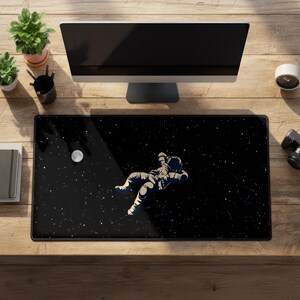Astronaut muismat, ruimte esthetische muismat, Galaxy bureaumat, kosmische bureauopstelling, minimale ruimte bureaudecor, gamercadeau