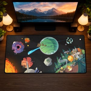 Pode incluir: Tapete de rato retangular com uma ilustração com tema espacial. O design inclui planetas, um cometa e personagens de desenhos animados sobre um fundo preto estrelado. A estética geral é vibrante e divertida.