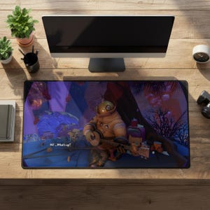 Pode incluir: Tapete de mesa retangular com um personagem de desenho animado em um traje de mergulho tocando banjo. O tapete tem um fundo colorido com o texto "Hi! ...What's up?". Colocado em uma mesa de madeira com monitor e acessórios.