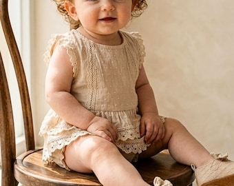 Babyflicka spetsromper, neutral bohemisk outfit, födelsedagsoutfit för småbarn, babyfotograferingskläder, spetsromper med skor