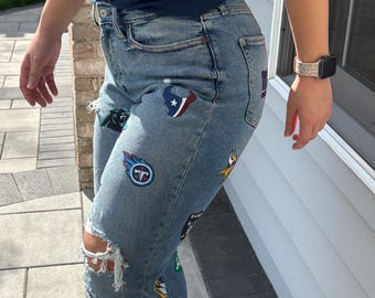 Pantalones vaqueros de mezclilla pintados a mano con 32 logotipos de equipos de fútbol americano / Arte para vestir único / Pantalones personalizados para aficionados al deporte / Vaqueros para mujer