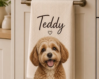 Könnte beinhalten: Ein cremefarbenes Küchentuch mit Waffelstruktur. Das Handtuch zeigt den Namen "Teddy" in einer Schreibschrift über einem Herzsymbol und einer Illustration eines lächelnden Hundes. Der Hund hat braunes Fell und eine rosa Zunge.