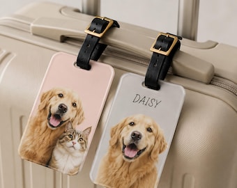 Könnte beinhalten: Zwei rechteckige Kofferanhänger mit schwarzen Lederriemen und goldenen Schnallen. Ein Anhänger zeigt einen Golden Retriever und eine getigerte Katze, der andere einen Golden Retriever mit dem Namen DAISY in schwarzer Schrift über dem Hundekopf.