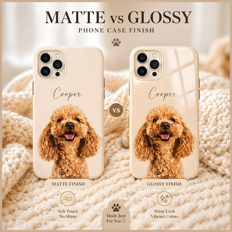 K&ouml;nnte beinhalten: Zwei beige Handyh&uuml;llen mit einer individuellen Illustration eines braunen Pudels und dem Namen Cooper. Eine H&uuml;lle hat ein mattes Finish mit weicher Haptik, die andere ein gl&auml;nzendes Finish mit leuchtenden Farben. Text: MATTE vs GLOSSY.