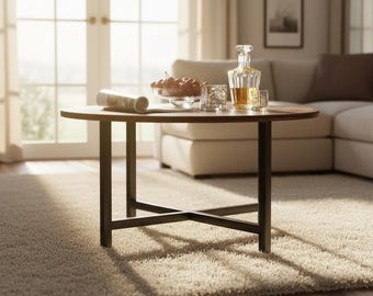 Una pequeña mesa de centro redonda de estilo rústico con tablero de madera y estructura metálica, diseñada como una mesa de suelo compacta de estilo granja para oficinas y espacios pequeños.
