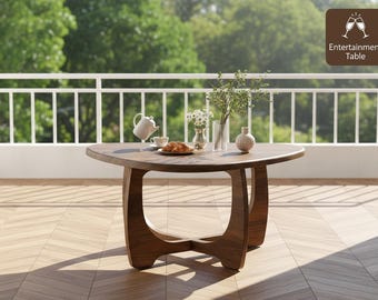 Mesa de centro de nogal de mediados de siglo, tablero triangular único, patas de madera maciza, muebles modernos para sala de estar.