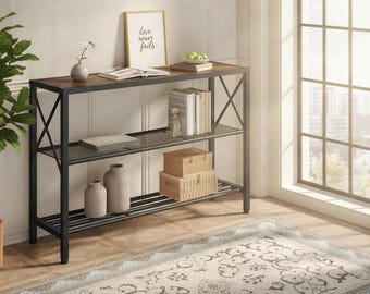 Una mesa consola de estilo rústico industrial con 3 estantes de almacenamiento, perfecta como mesa auxiliar para recibidores estrechos, pasillos, sofás o vestíbulos en hogares modernos.