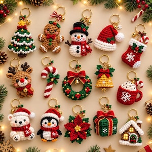 Op de afbeelding: Een collectie van vijftien gehaakte kerst-sleutelhangers met een kerstboom, peperkoekmannetje, sneeuwman, kerstmuts, kerstsok, rendier, zuurstok, krans, bel, mok, ijsbeer, pinguïn, kerstster, cadeau en een huisje.
