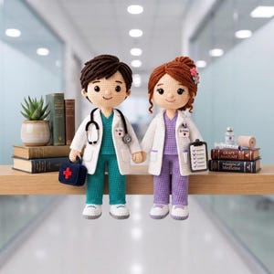 Op de afbeelding: Twee amigurumi-poppen gekleed als medische professionals. De mannelijke pop draagt een witte jas over een groenblauw pak met een stethoscoop en een blauwe dokterstas. De vrouwelijke pop draagt een witte jas over een paars pak.
