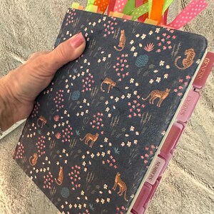 Bíblia Cheetah NIV Personalizada/Bíblia Anotada para Mulheres