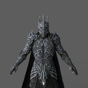 Puede incluir: Una detallada armadura de fantasía gris oscuro y negro. La armadura presenta un casco con una corona alta y puntiaguda, y un revestimiento intrincado y en capas. Una capa negra cae de los hombros, realzando la imponente apariencia. El diseño sugiere un personaje de fantasía.