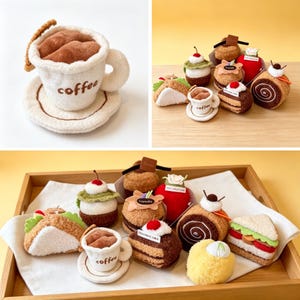 Könnte beinhalten: Eine Sammlung von Plüsch-Lebensmitteln, darunter eine Kaffeetasse mit dem Text "coffee", ein Taco, ein Cupcake, ein Stück Kuchen, eine Biskuitrolle und ein Sandwich. Die Artikel sind auf einem Holztablett und einer weißen Oberfläche angeordnet.