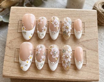Uñas postizas blancas con diseño floral francés / Uñas de lujo para novias con diseño de margaritas / Uñas postizas elegantes con flores doradas y cristales / Regalo para ella