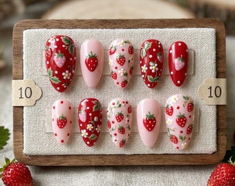 Uñas postizas estilo Cottagecore con diseño de fresas, lindas uñas postizas con frutas rojas y rosas, uñas pintadas a mano con diseño de jardín de fresas y margaritas.