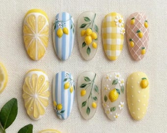 Uñas postizas de verano con diseño de limón y textura de fruta en 3D / Diseño de uñas con rayas azules de la Costa Amalfitana y cuadros amarillos / Uñas almendradas personalizadas con cítricos originales