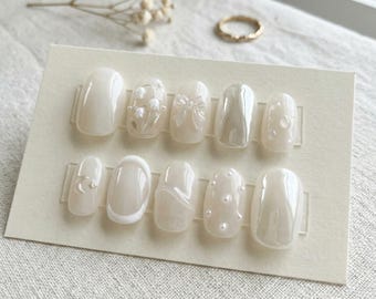 Uñas postizas White Pearl Coquette, uñas postizas 3D con lirio del valle y lazo, elegantes uñas de novia minimalistas con pequeñas perlas.