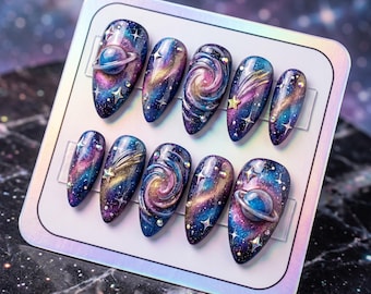Uñas postizas Galaxy con diseño 3D de planetas y estrellas, estética espacial, uñas postizas de color azul púrpura oscuro, uñas de lujo con diseño de nebulosa celestial.