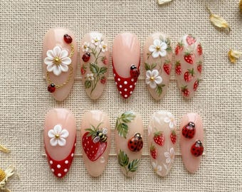 Uñas postizas estilo Cottagecore con fresas, mariquitas y abejas en 3D / Uñas con estampado floral realista pintado a mano / Uñas almendradas personalizadas