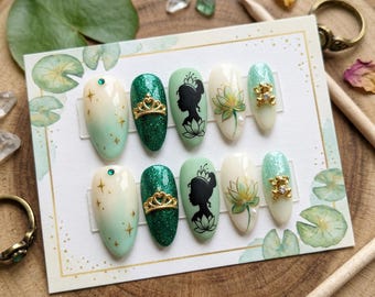 Uñas postizas inspiradas en Tiana, uñas postizas de lujo de La Princesa y el Sapo, uñas Disney verde menta y esmeralda con dijes de rana y corona en 3D.