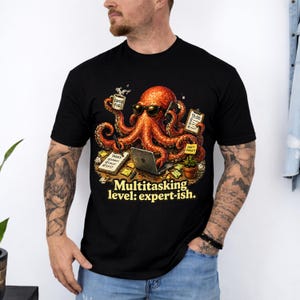 Camiseta de nivel experto en multitarea, camiseta divertida de pulpo y café, camiseta de caos ajetreado, camiseta de humor sobre productividad, regalo para trabajar desde casa, camiseta unisex