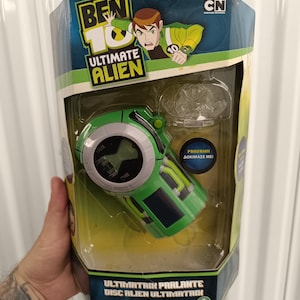 Pode incluir: Um brinquedo verde e preto Ben 10 Ultimate Alien na embalagem original. O brinquedo &eacute; um dispositivo em forma de disco com um visor digital. A embalagem apresenta o logotipo Ben 10 e ilustra&ccedil;&otilde;es de personagens. O texto na embalagem diz "ULTIMATRIX PARLANTE DISC ALIEN ULTIMATRIX".